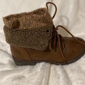 Leather boots with buckle detailing!